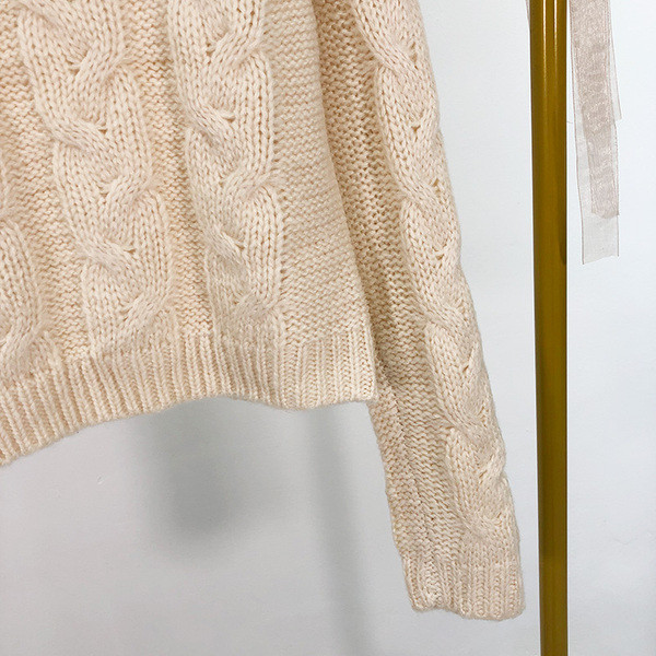 Pulover de dama la moda in bej cu decolteu oval si maneci lungi