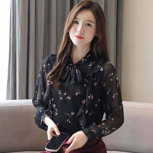 Modern női ing fekete színben virágos motívumokkal