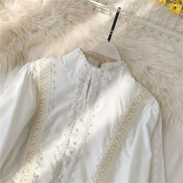 Stílusos női ing fehér gyöngyökkel
