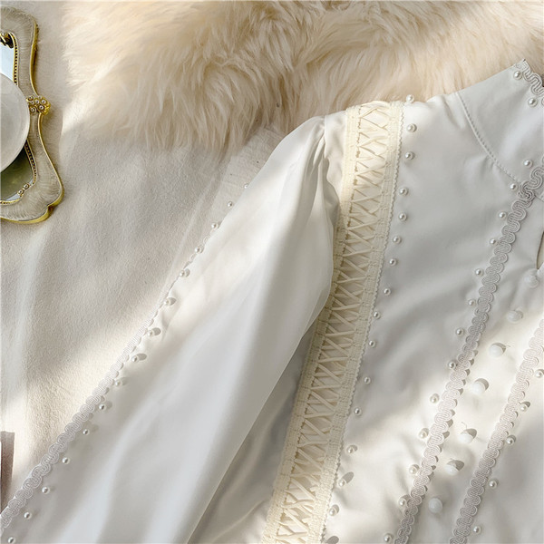 Stílusos női ing fehér gyöngyökkel