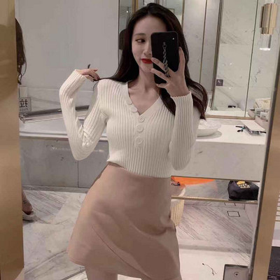 Bluza de dama din jerseu de catifea si decolteu in V cu nasturi
