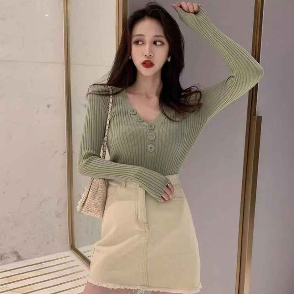 Női blúz kordbársony dzsörzéből és V-nyakú gombokkal