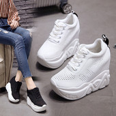 Μοντέρνα γυναικεία αθλητικά παπούτσια σε μαύρο και κόκκινο χρώμα