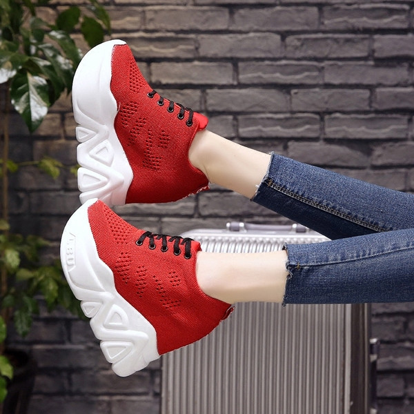 Μοντέρνα γυναικεία αθλητικά παπούτσια σε μαύρο και κόκκινο χρώμα