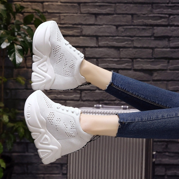 Μοντέρνα γυναικεία αθλητικά παπούτσια σε μαύρο και κόκκινο χρώμα