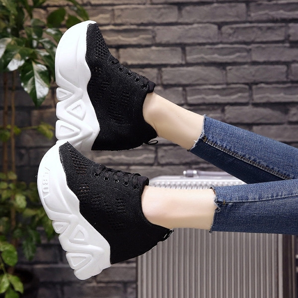 Μοντέρνα γυναικεία αθλητικά παπούτσια σε μαύρο και κόκκινο χρώμα