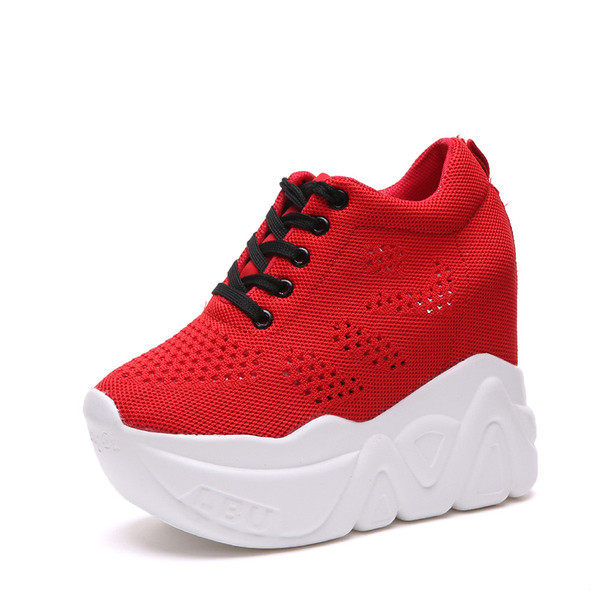 Μοντέρνα γυναικεία αθλητικά παπούτσια σε μαύρο και κόκκινο χρώμα