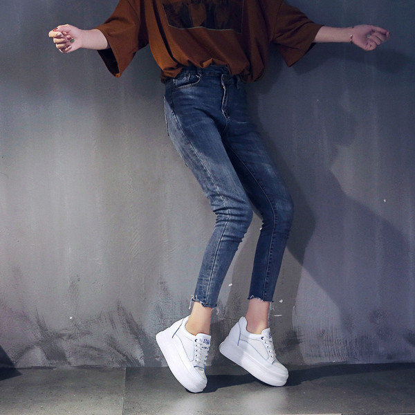 Alkalmi női tornacipő magas, lapos talppal, fehér színben