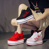 Női tornacipő hálóval, piros-fehér színes felirattal