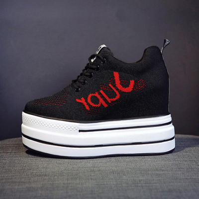 Női tornacipő hálóval, piros-fehér színes felirattal