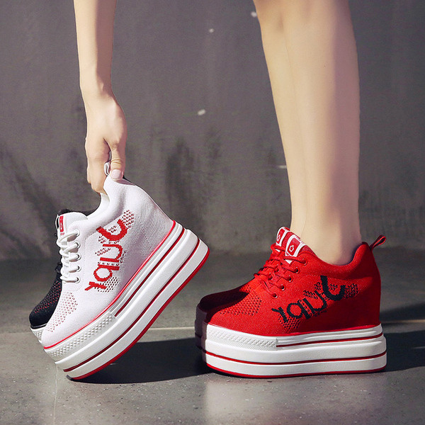 Női tornacipő hálóval, piros-fehér színes felirattal