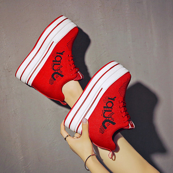 Női tornacipő hálóval, piros-fehér színes felirattal