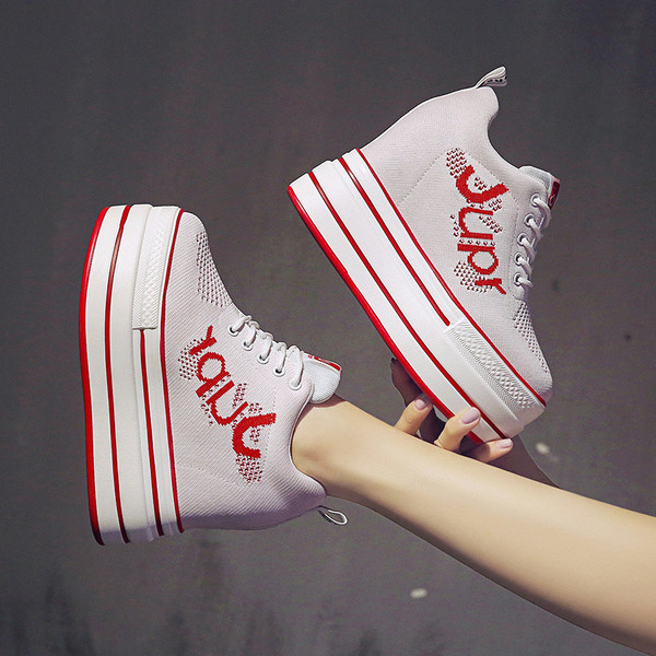 Női tornacipő hálóval, piros-fehér színes felirattal