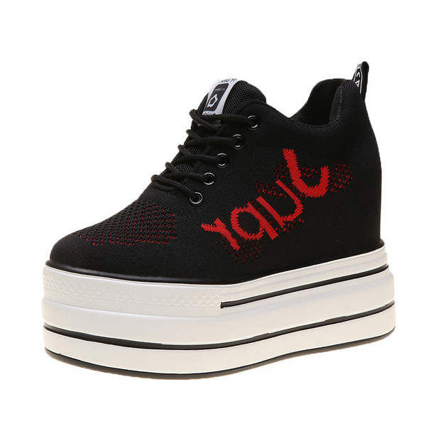 Női tornacipő hálóval, piros-fehér színes felirattal