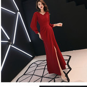 Elegáns, hosszú női ruha, piros színű hasítékkal