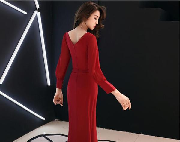 Elegáns, hosszú női ruha, piros színű hasítékkal