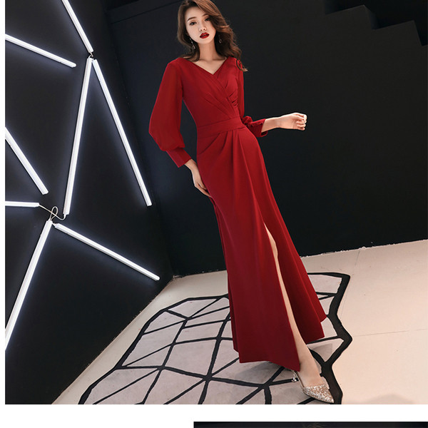 Elegáns, hosszú női ruha, piros színű hasítékkal
