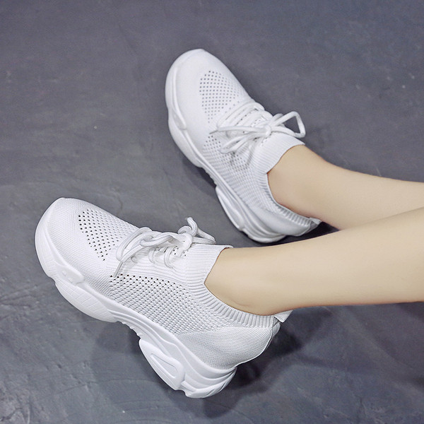 Καθημερινά γυναικεία αθλητικά παπούτσια με ψηλό τακούνι σε λευκό και μπεζ χρώμα