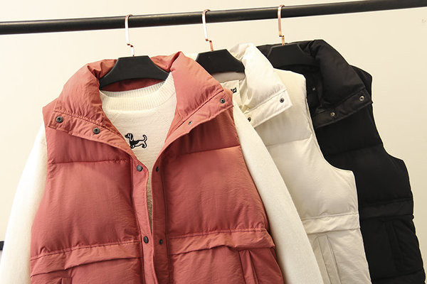 ÚJ modell női rövid mellény gombokkal és zsebbel három színben