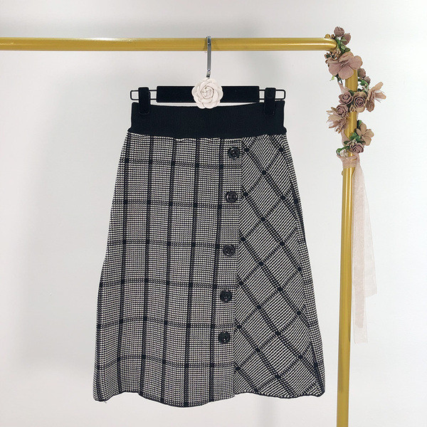 Kockás szoknya gumírozott derékkal és gombokkal