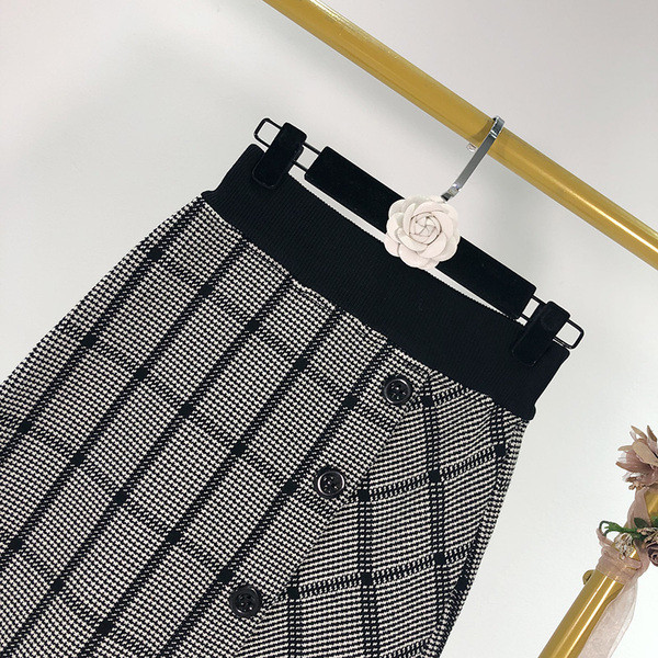 Kockás szoknya gumírozott derékkal és gombokkal