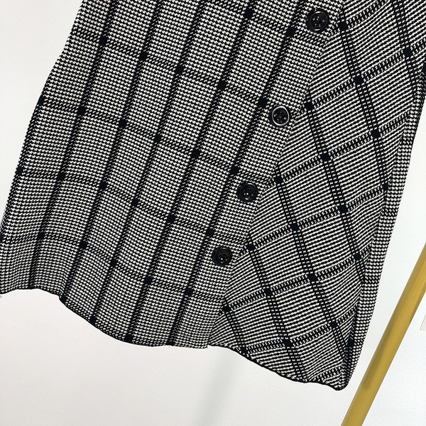 Kockás szoknya gumírozott derékkal és gombokkal