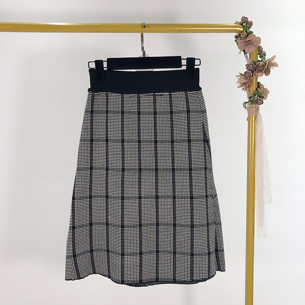 Kockás szoknya gumírozott derékkal és gombokkal