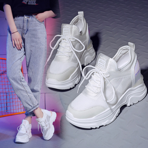 Γυναικεία αθλητικά παπούτσια με πλέγματα και πούλιες σε λευκό χρώμα