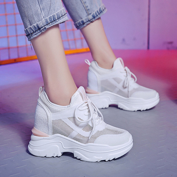 Γυναικεία αθλητικά παπούτσια με πλέγματα και πούλιες σε λευκό χρώμα