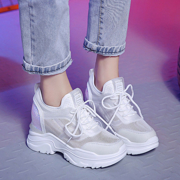 Γυναικεία αθλητικά παπούτσια με πλέγματα και πούλιες σε λευκό χρώμα