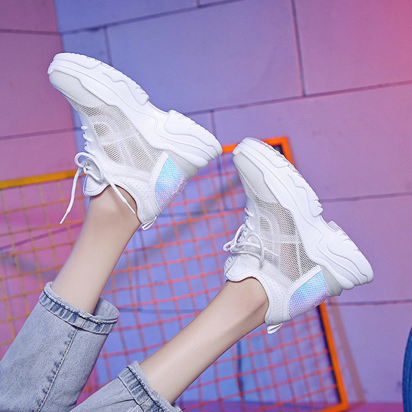 Γυναικεία αθλητικά παπούτσια με πλέγματα και πούλιες σε λευκό χρώμα