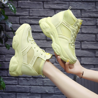 Sport-alkalmi női tornacipő hálós és durva talppal, három színben