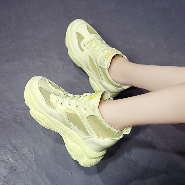 Sport-alkalmi női tornacipő hálós és durva talppal, három színben