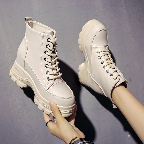 Alkalmi női csizma durva és magas talppal, két színben