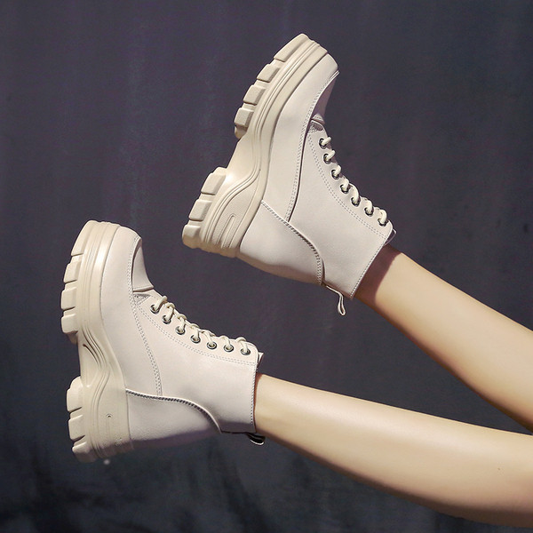 Alkalmi női csizma durva és magas talppal, két színben