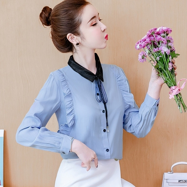 Stílusos női ing fehér és kék színben, klasszikus gallérral és nyakkendővel