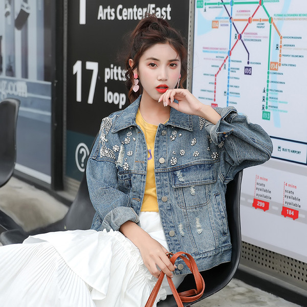 Széles modell női farmerdzseki hímzéssel