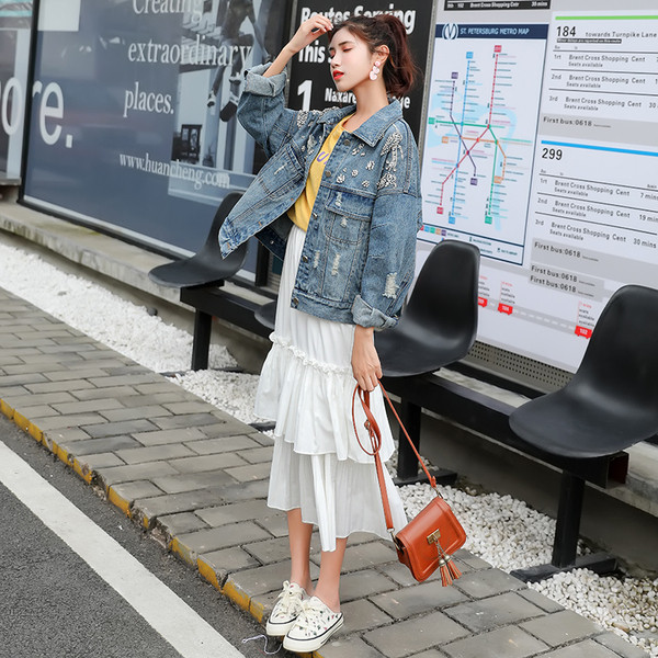 Széles modell női farmerdzseki hímzéssel