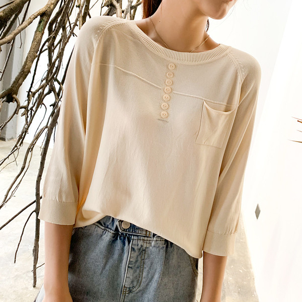 Női blúz kerek nyakkivágással és gombokkal, három színben