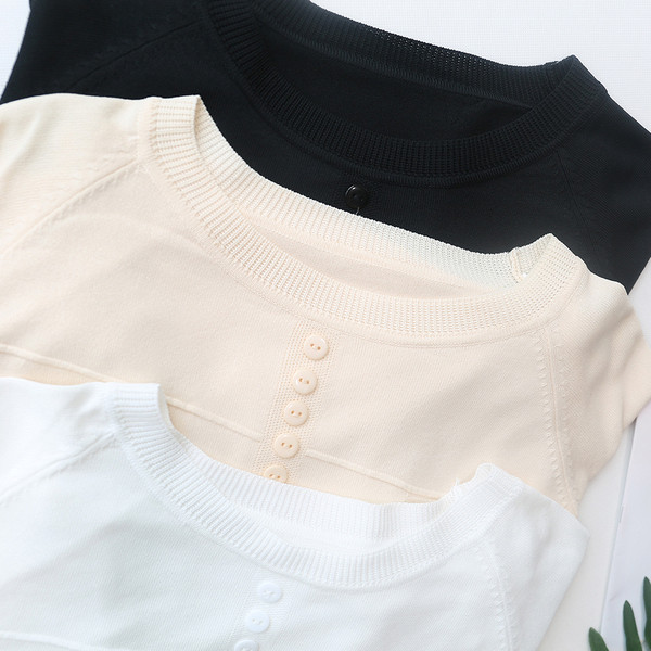 Női blúz kerek nyakkivágással és gombokkal, három színben