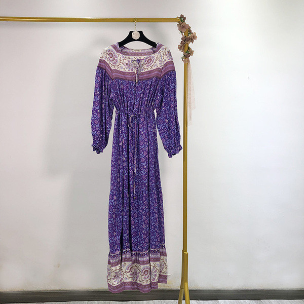 Kék és lila hosszú alkalmi ruha virágmintával