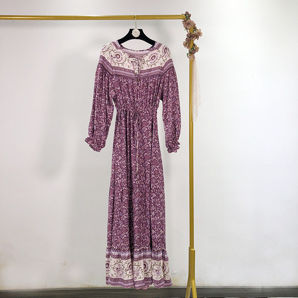 Kék és lila hosszú alkalmi ruha virágmintával