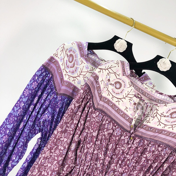 Kék és lila hosszú alkalmi ruha virágmintával