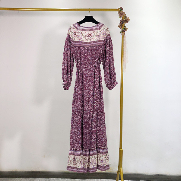 Kék és lila hosszú alkalmi ruha virágmintával