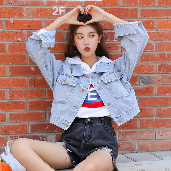 Női alkalmi rövid farmerdzseki világoskék színben