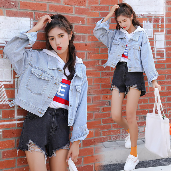 Női alkalmi rövid farmerdzseki világoskék színben