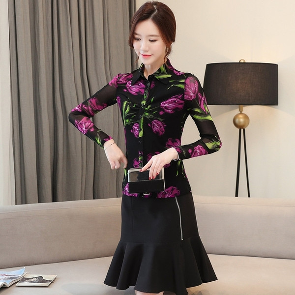 Modern női ing fekete színben virágos motívumokkal és klasszikus gallérral