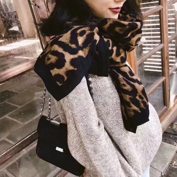 Aktuális leopárdmintás női sál két színben