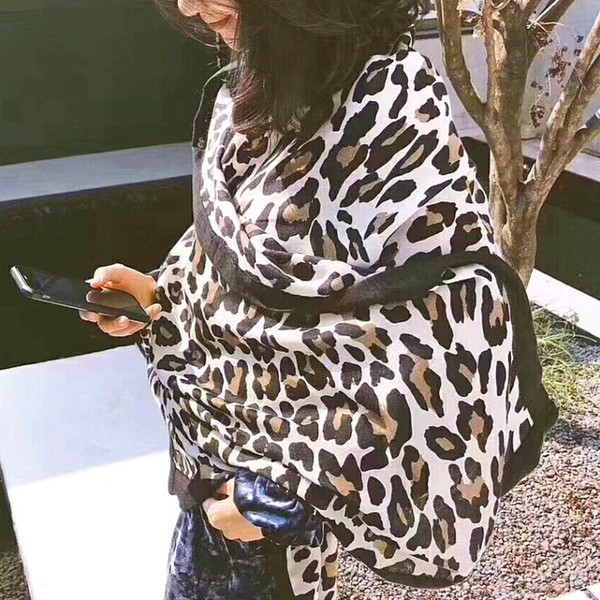 Aktuális leopárdmintás női sál két színben