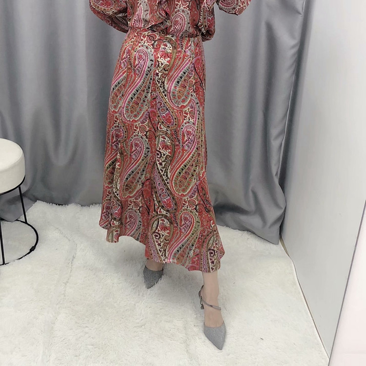 Modern női szoknya színes mintával - szabású modell